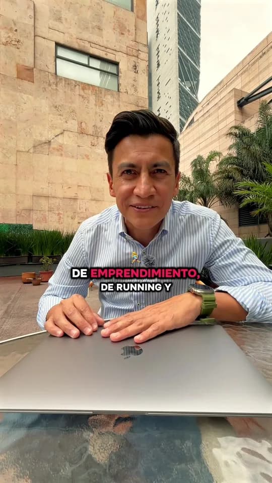Adán Sthif presentándose al aire libre y hablando de emprendimiento y running